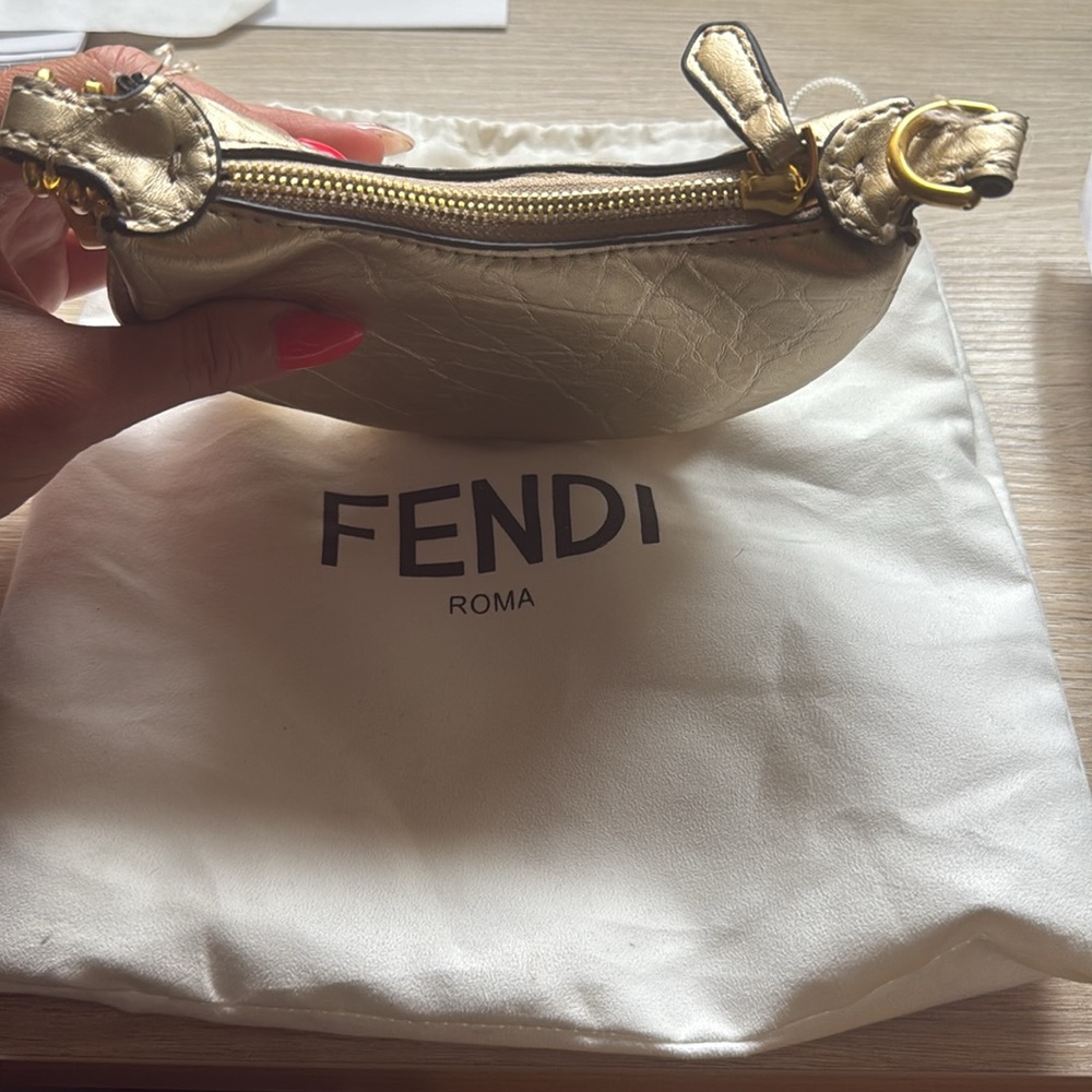 Fashion inspired Gold Women's Bag with detached straps - Picture 3 of 7